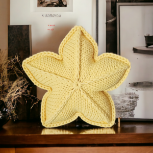 Szydełkowa poduszka w kształcie gwiazdy 36 cm dostępna od ręki