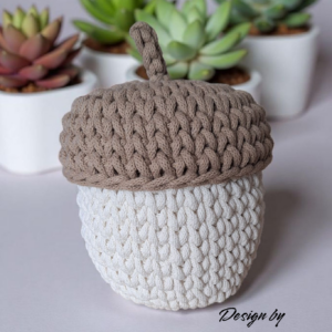 Szydełkowy koszyk w kształcie żołędzia.