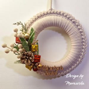 Bożonarodzeniowy wianek w bieli