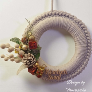 Bożonarodzeniowy wianek w bieli ze srebrną nitką
