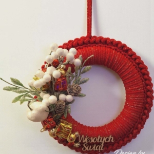 Bożonarodzeniowy wianek w czerwieni