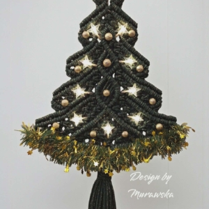 Makramowa choinka z lampkami – butelkowa zieleń ze złotą nitką, świąteczna dekoracja handmade