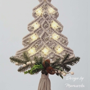 Makramowa choinka z lampkami -biel ze srebrną nitką, świąteczna dekoracja handmade