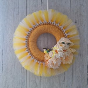 Szydełkowy wiosenny wianek z tiulem – żółty i biel, 35 cm