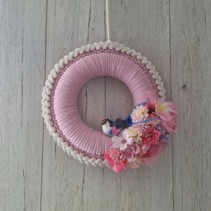Ręcznie robiony szydełkowy wianek różowo-ecru z kwiatkami – 25 cm