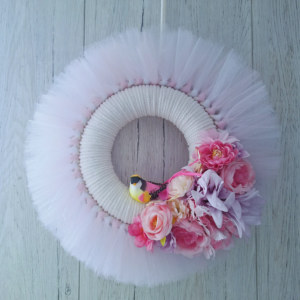 Szydełkowy wiosenny wianek z tiulem – róż i ecru, 35 cm