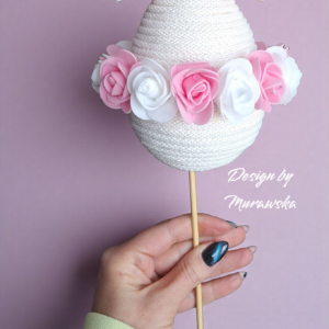 Wielkanocne jajko dekoracyjne ze sznurka bawełnianego z różyczkami na wykałaczce