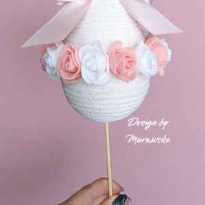 Wielkanocne jajko dekoracyjne ze sznurka bawełnianego z różyczkami na wykałaczce