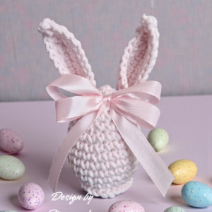 Szydełkowe jajko z zajęczymi uszami – dekoracja wielkanocna 13 cm- różowe