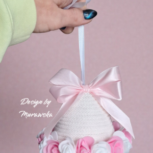 Wielkanocne jajko dekoracyjne ze sznurka bawełnianego z różyczkami – zawieszka lub pik