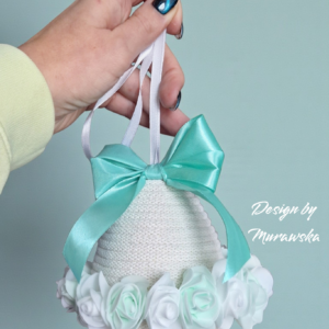 Wielkanocne jajko dekoracyjne ze sznurka bawełnianego z różyczkami – zawieszka lub pik