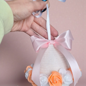 Wielkanocne jajko dekoracyjne ze sznurka bawełnianego z różyczkami