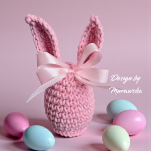 Szydełkowe jajko z zajęczymi uszami – dekoracja wielkanocna 13 cm- różowe