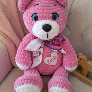 Szydełkowy miś personalizowany z imieniem – ręcznie robiony prezent dla dziecka